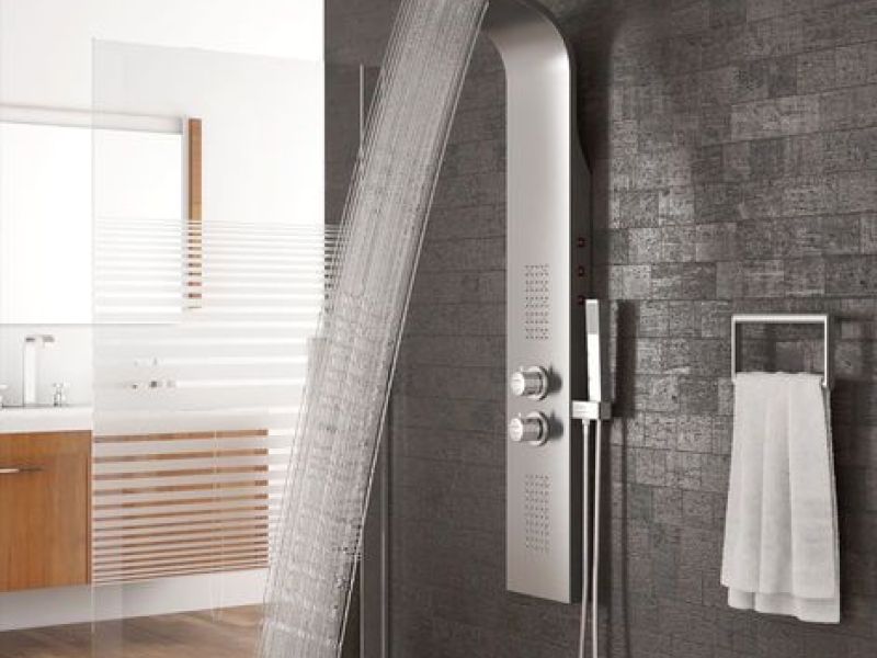 Baño moderno con plato de ducha y azulejos de tono gris oscuro