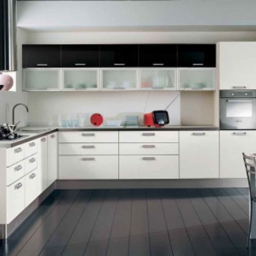 Cocina moderna con muebles de color blanco