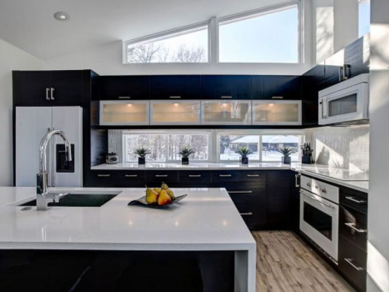 Cocina moderna con muebles de color blanco y negro