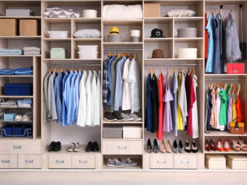 Interior de armario ropero de madera