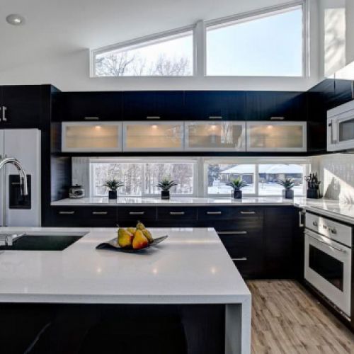 Cocina moderna con muebles de color blanco y negro