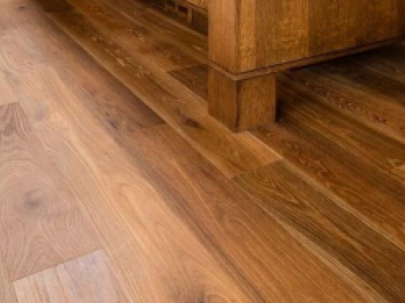 Tarima de madera de tono marrón rojizo