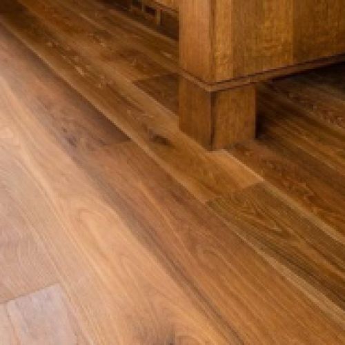 Tarima de madera de tono marrón rojizo