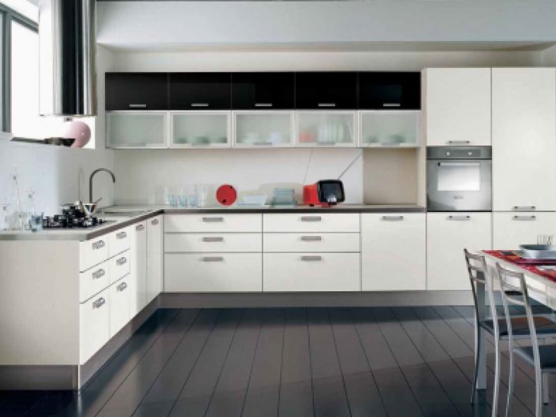 Cocina moderna con muebles de color blanco