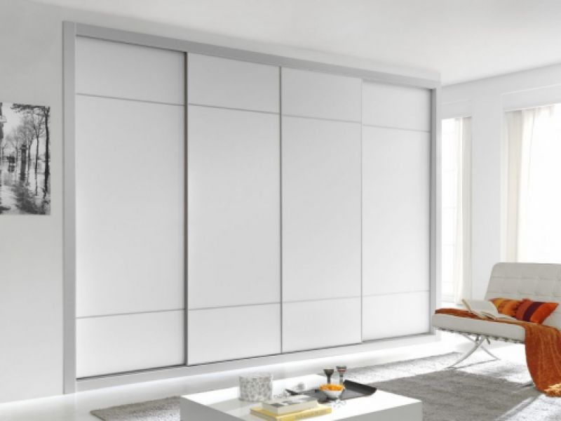 Armario blanco con cuatro puertas